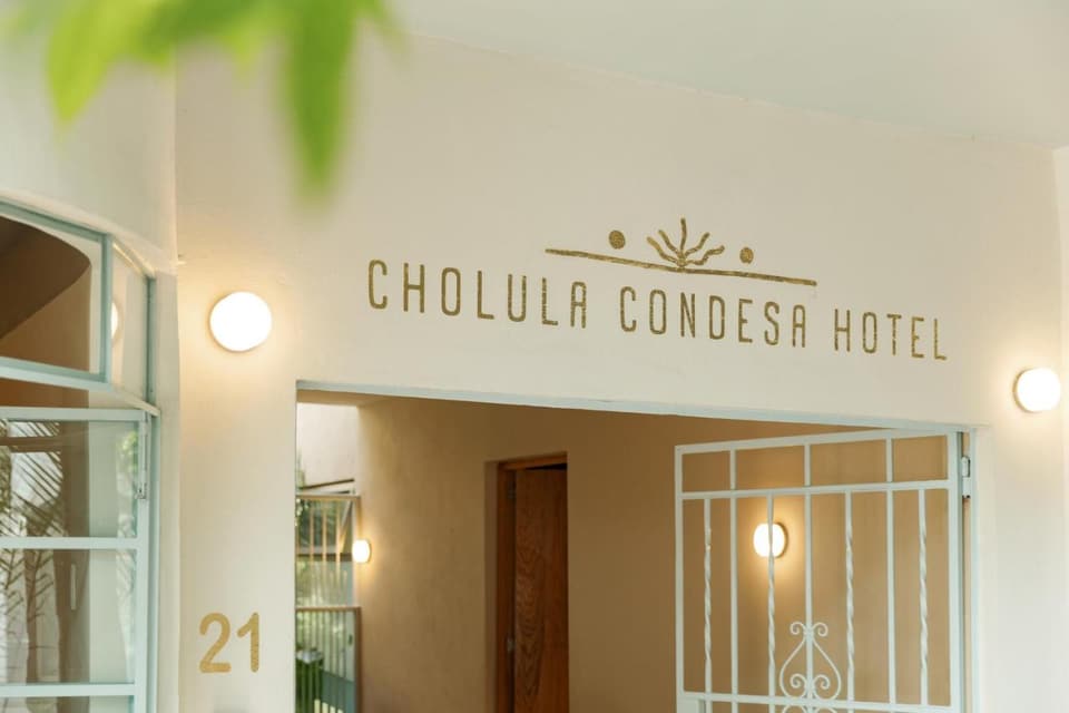 La entrada de Calle Cholula 21, con el letrero de Cholula Condesa Hotel
