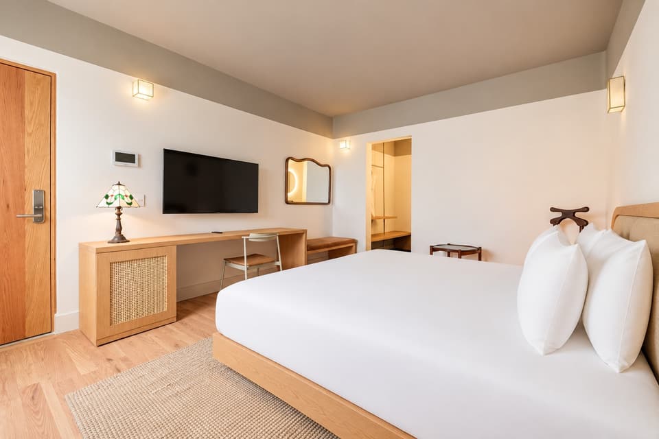 Agave, room 3C: the bed and the room