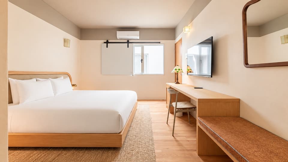 Agave, room 3C: the bed and the room