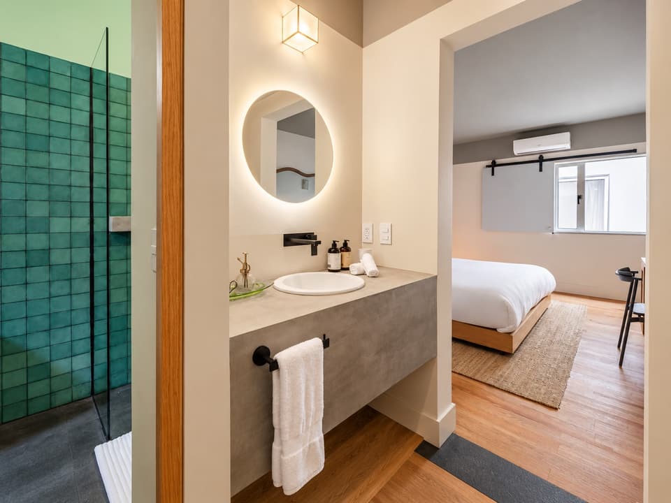 Agave, room 3C: the washbasin and mirror