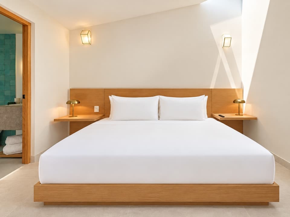Ahuacate, room 1B: the bed and the room