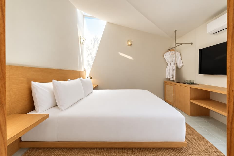 Ahuacate, room 1B: the bed and the room