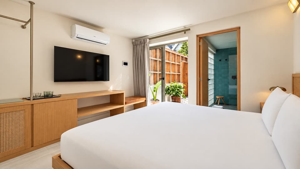 Ahuacate, room 1B: the bed and the room