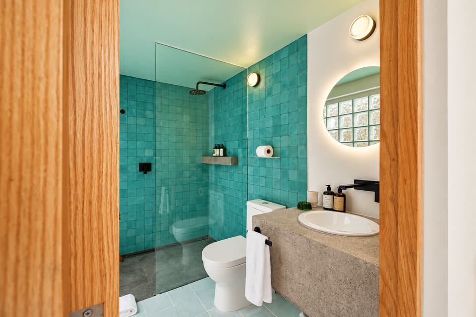 Ahuacate, room 1B: the bathroom