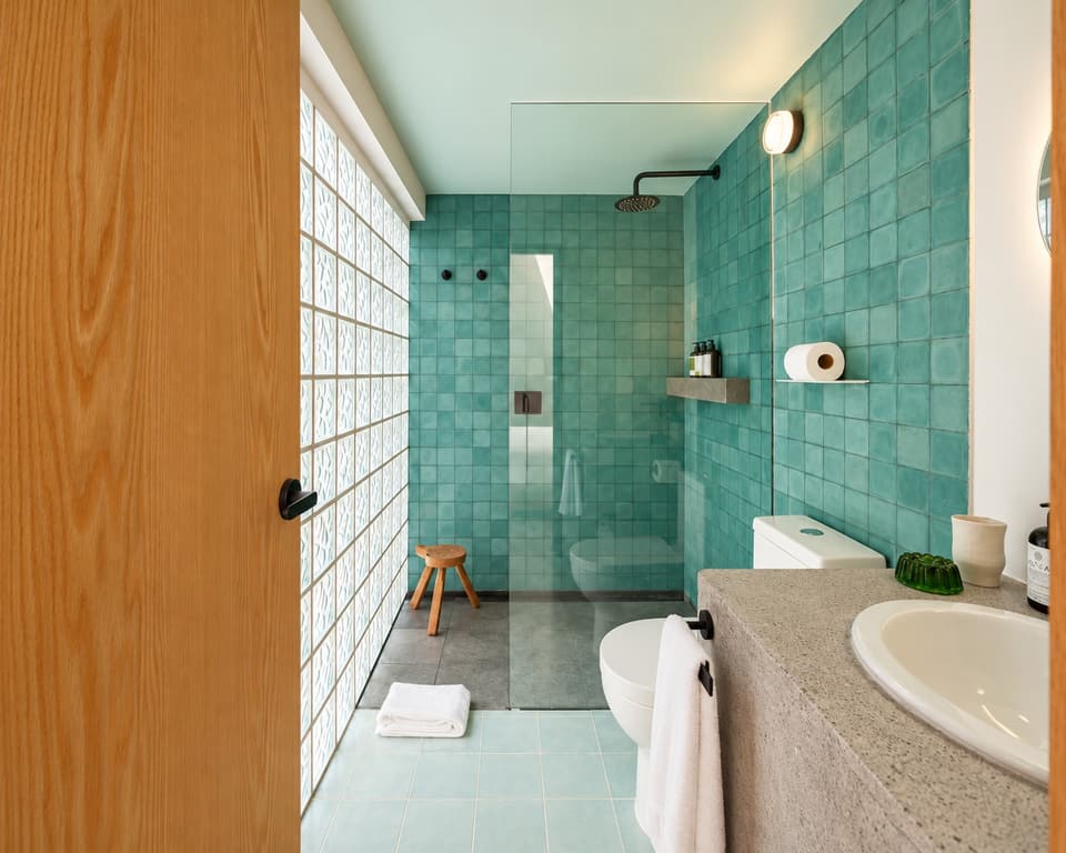 Ahuacate, room 1B: the bathroom
