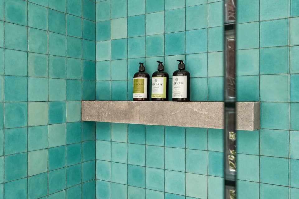 Ahuacate, room 1B: a bathroom detail