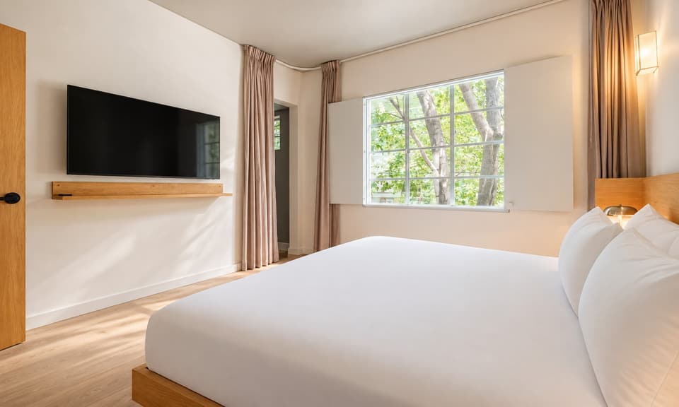 Amapola, room 1D: the bed and the room