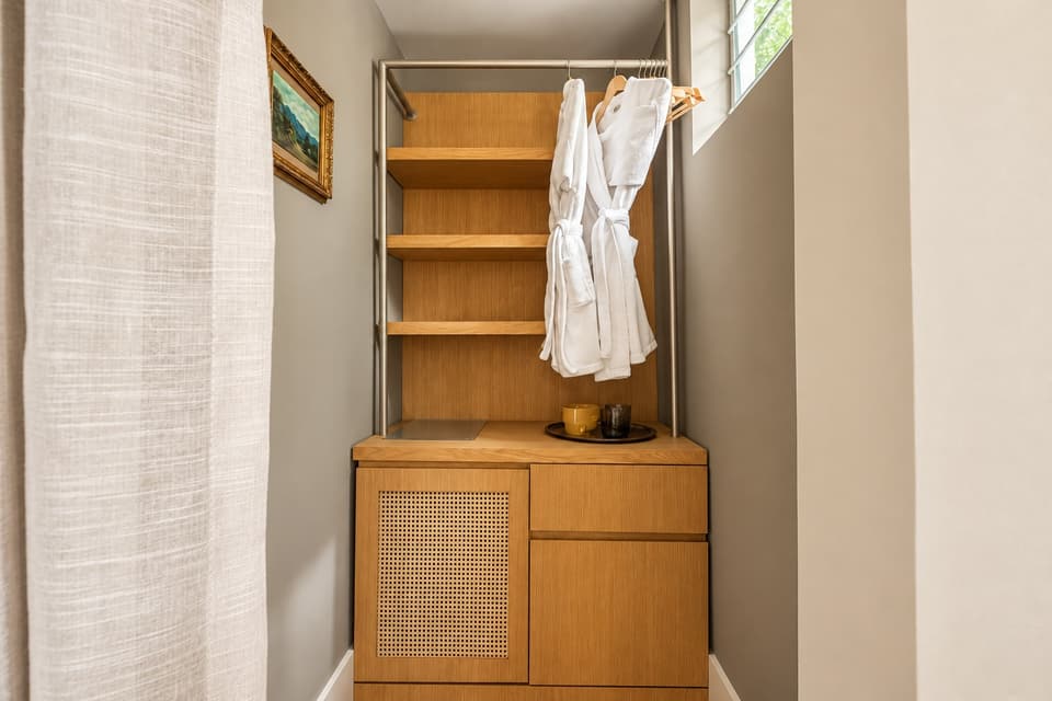 Amapola, room 1D: the wardrobe with robes