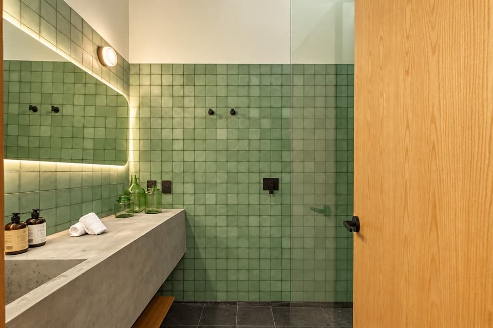 Amapola, room 1D: the washbasin and mirror