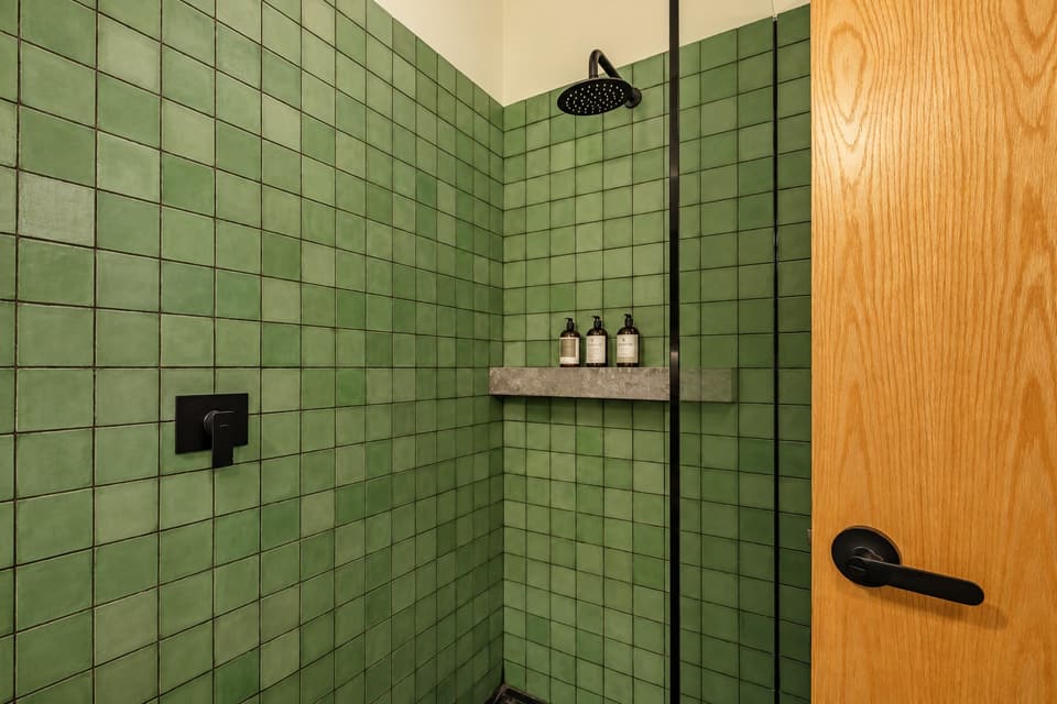 Amapola, room 1D: the shower
