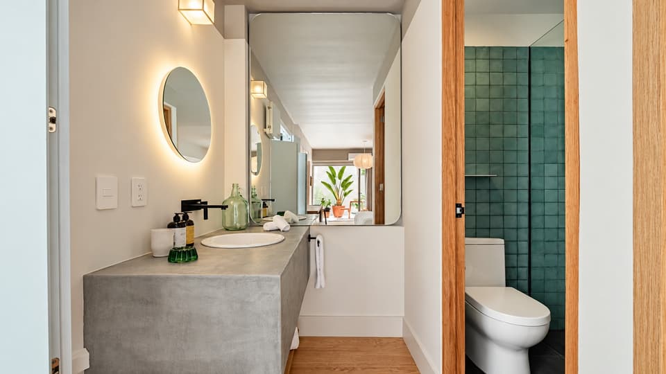 Cacao, room 1C: the washbasin and mirror