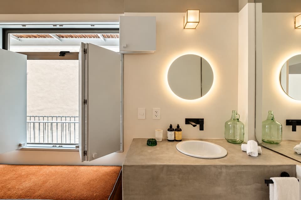 Cacao, room 1C: the washbasin and mirror