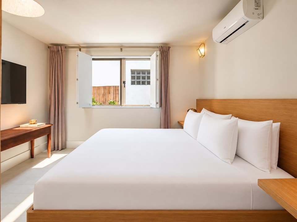 Cactus, room 3B: the bed and the room