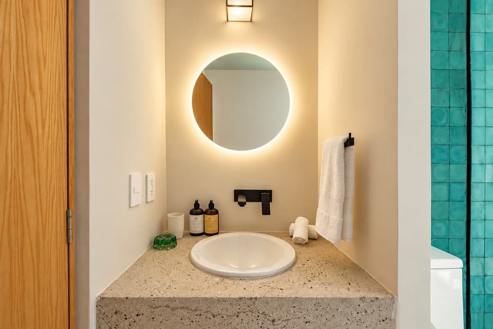 Cactus, room 3B: the washbasin and mirror
