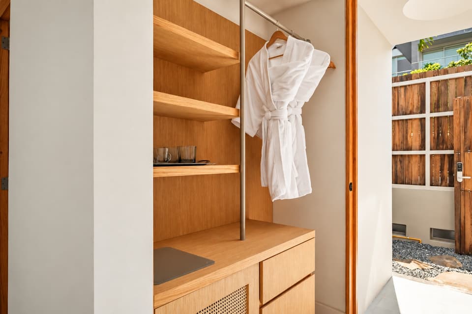 Cactus, room 3B: the wardrobe with robes