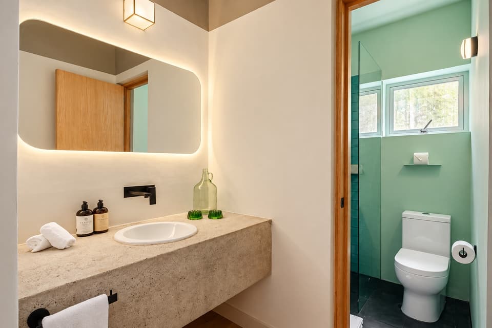 Capulín, room 2D: the washbasin and mirror