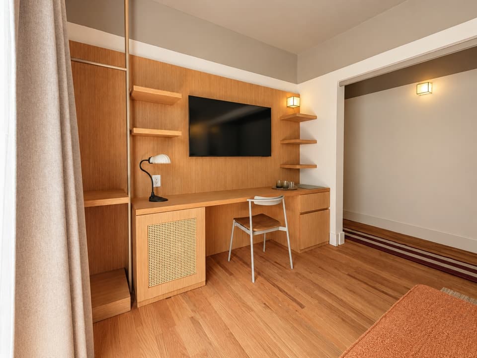 Capulín, room 2D: the desk and screen