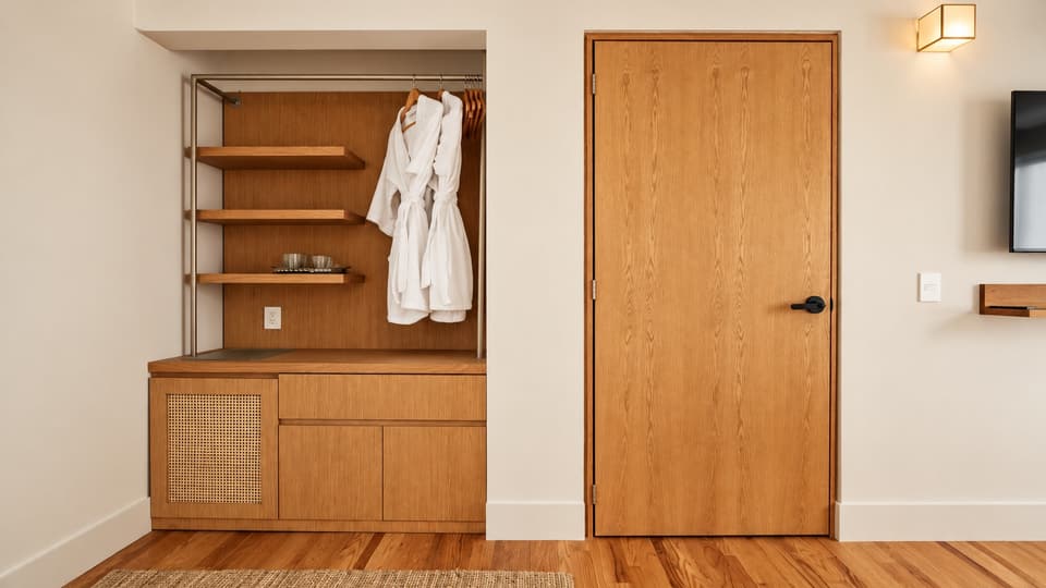 Capulín, room 2D: the wardrobe with robes