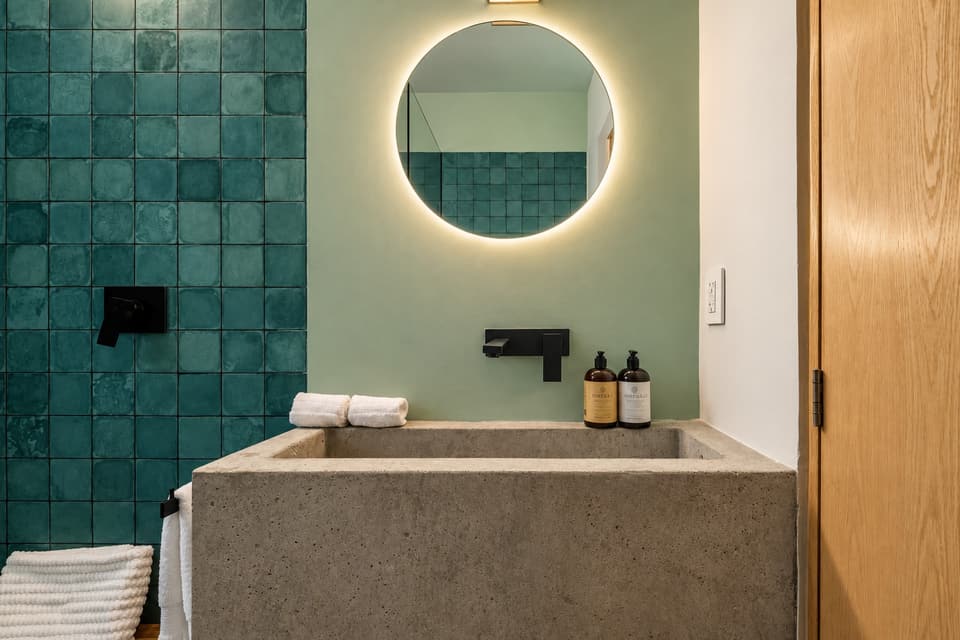 Helecho, room 1A: the washbasin and mirror
