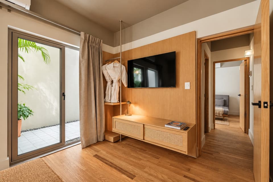 Helecho, room 1A: the desk and screen