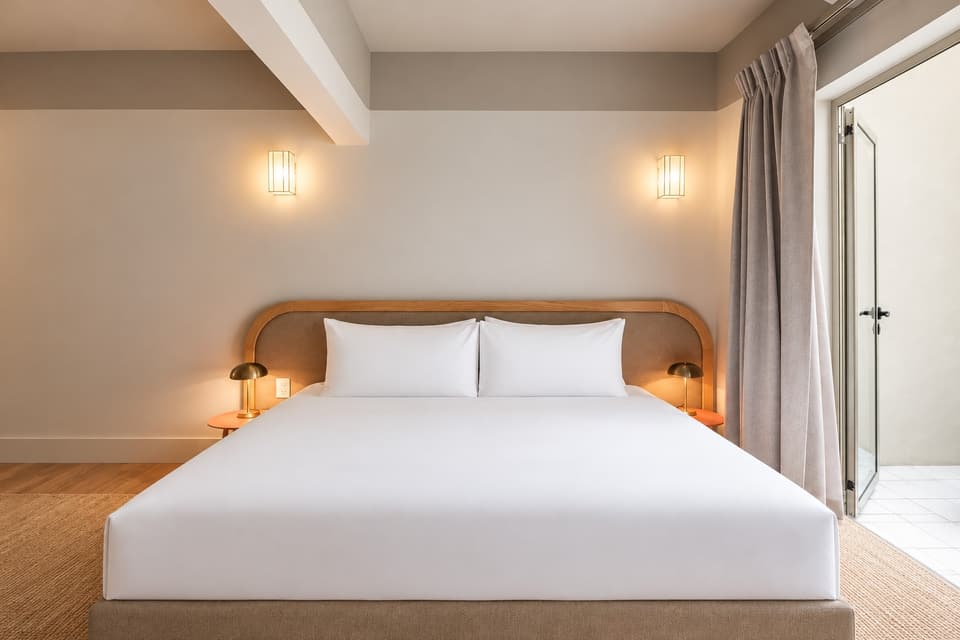 Jacaranda, room 2F: the bed and the room