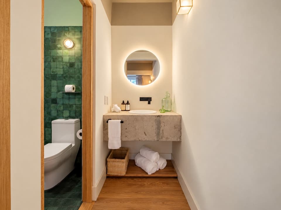 Jacaranda, room 2F: the washbasin and mirror