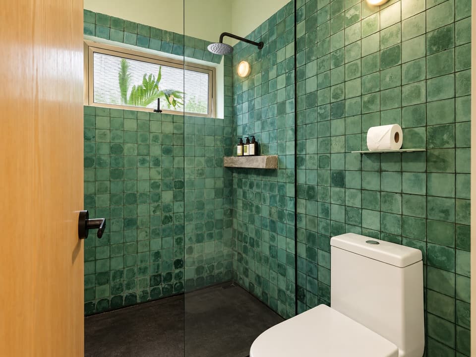 Jacaranda, room 2F: the shower
