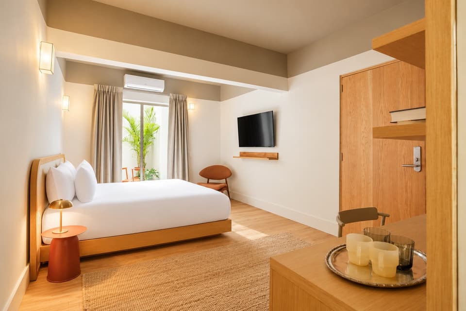 Jacaranda, room 2F: the bed and the room