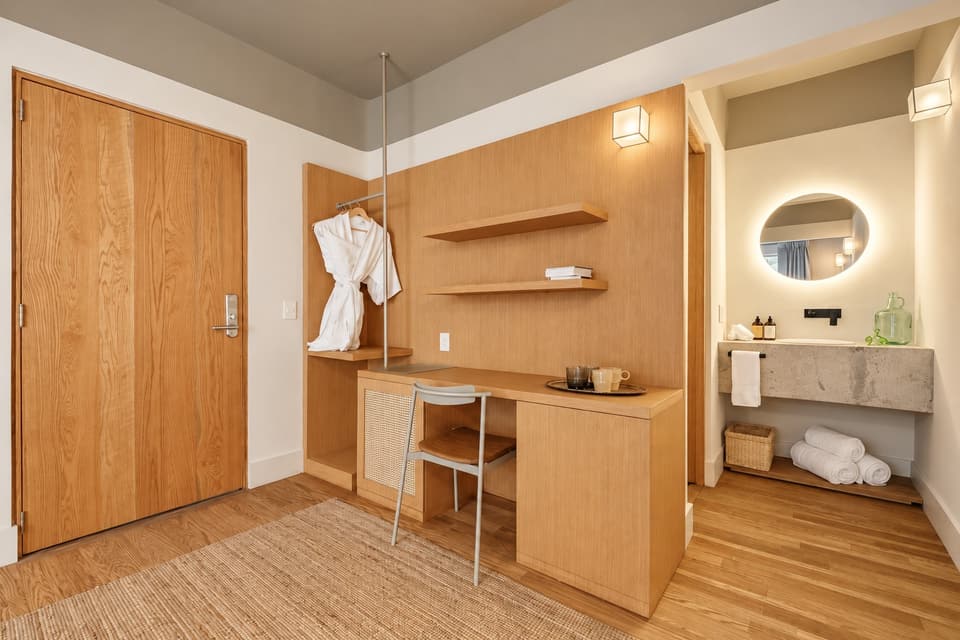 Jacaranda, room 2F: the wardrobe with robes