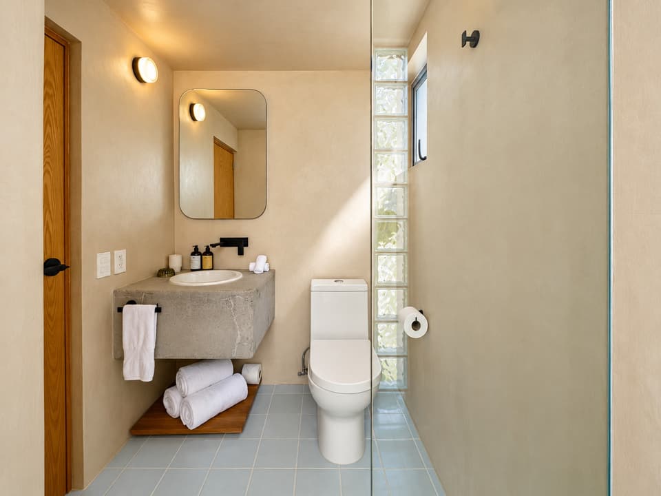Maguey, room 3A: the washbasin and mirror