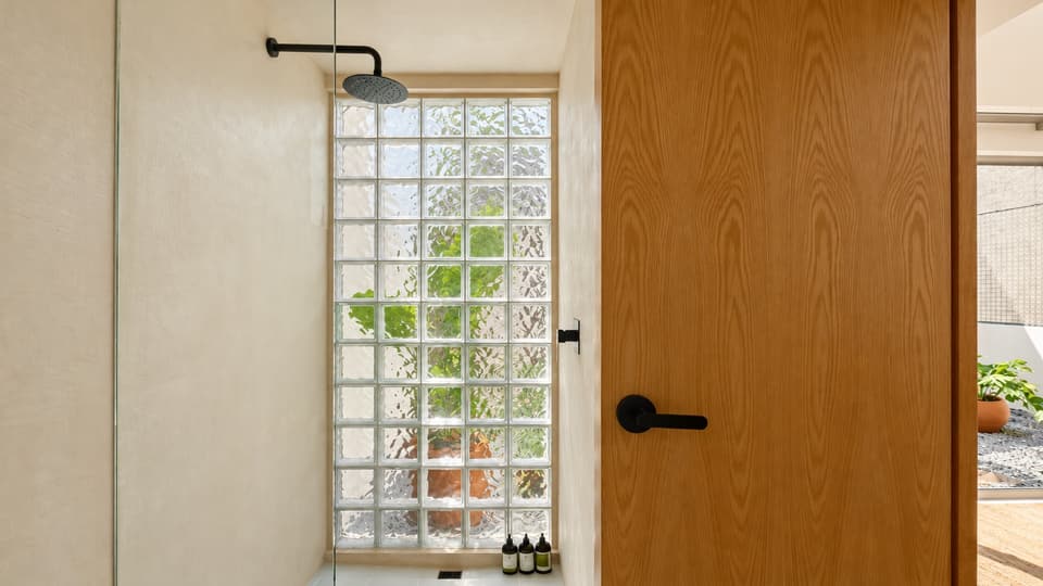 Maguey, room 3A: the shower