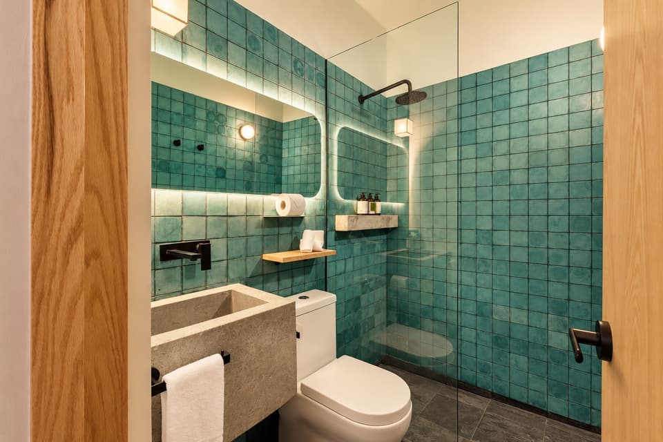 Mezquite, room 2B: the bathroom