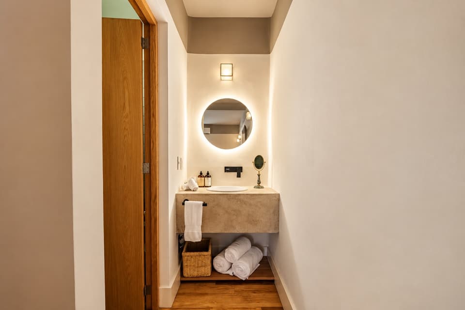 Ocote, room 2C: the washbasin and mirror