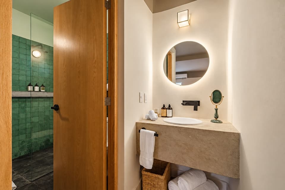 Ocote, room 2C: the washbasin and mirror