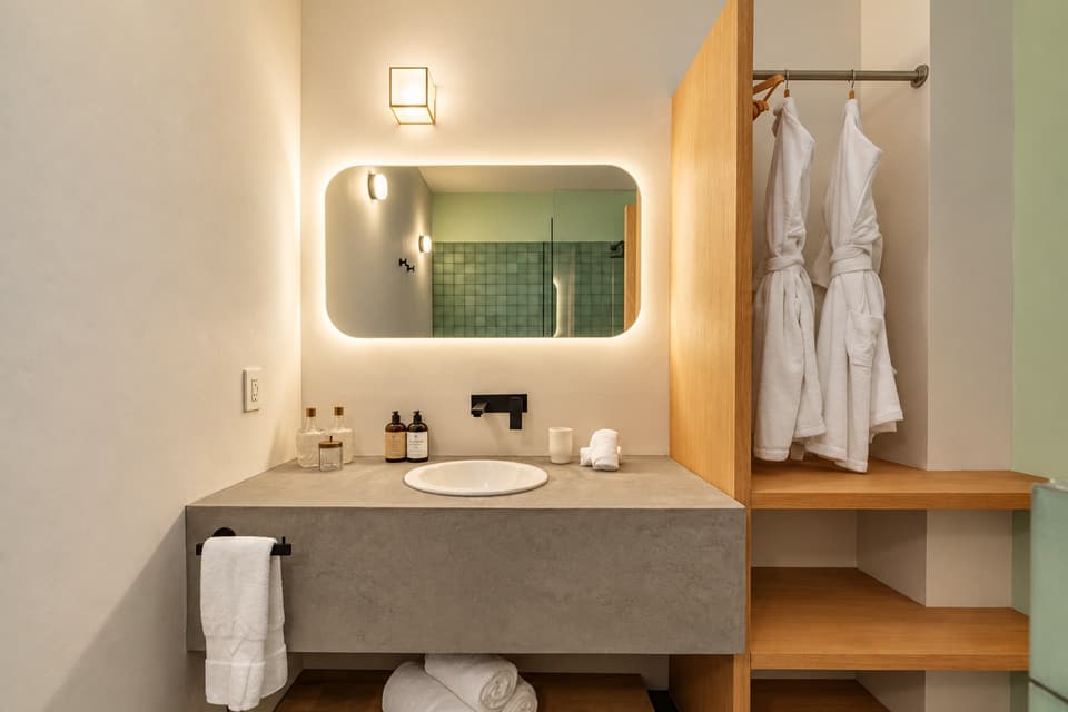 Zacate, room 2A: the washbasin and mirror