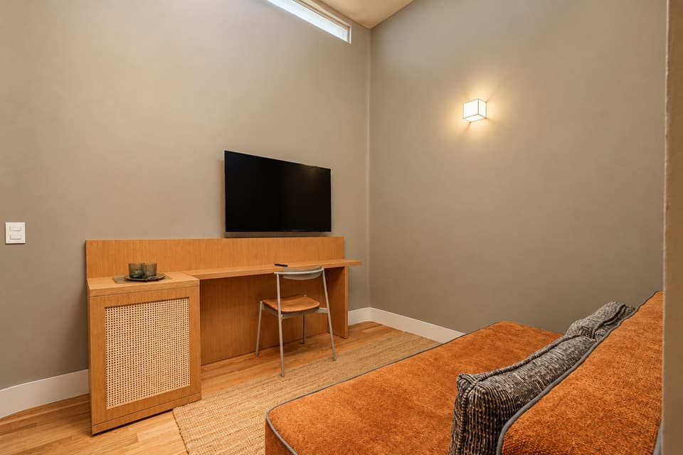 Zacate, room 2A: the desk and screen